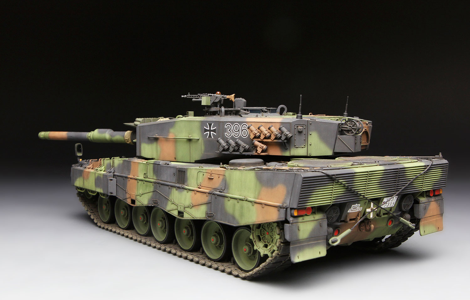 TS-016 GERMAN MAIN BATTLE TANK LEOPARD 2 A4 1/35 Meng