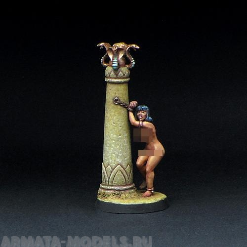 BV-column Игровая миниатюра  girl chaind to column девушка chaind в колонке BROTHER VINNI's