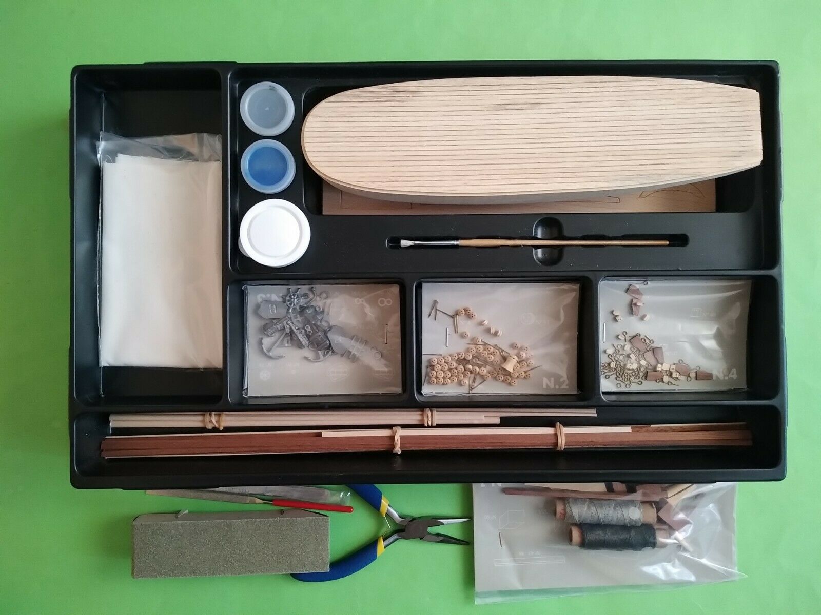 CON80621 Сборная модель корабля HMS Bounty плюс инструменты и краски CONSTRUCTO