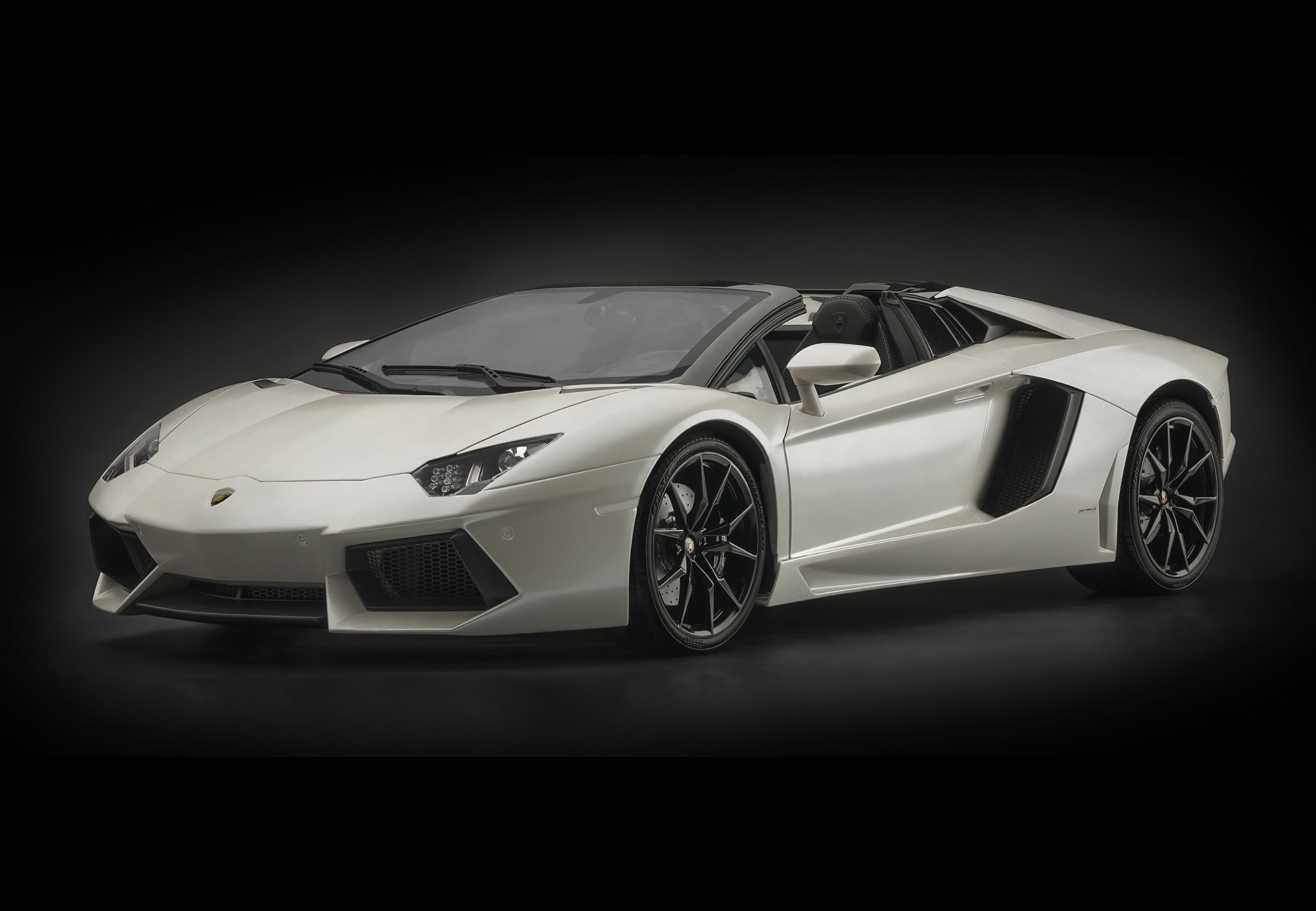 HK104SB Собранная  модель Lamborghini Aventador Roadster Bianco Canopus (Полуматовый белый) Pocher