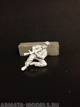 5009ТБ Боец меняющий рожок в автомате