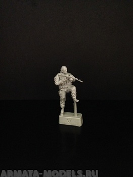 5004ТБ Боец опирающийся на блок с автоматом