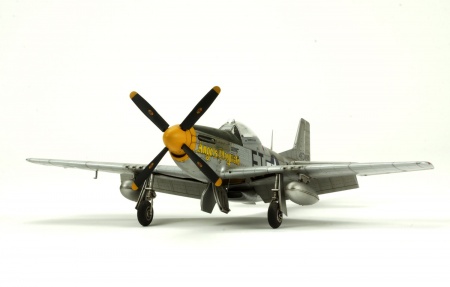 LS-009 North American P-51D Mustang `Yellow Nose` Meng